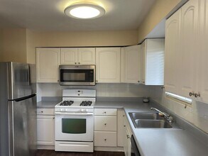 240 E Rimini Ct in Palatine, IL - Building Photo - Building Photo