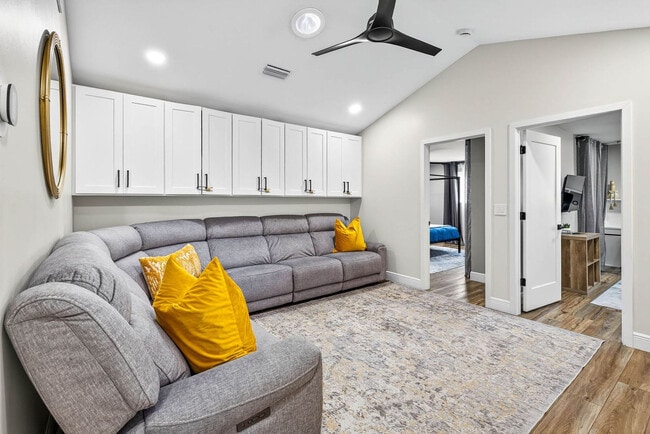 319 Brentwood Dr in Tampa, FL - Foto de edificio - Building Photo