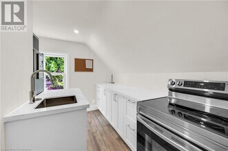 329 Park St W in Dundas, ON - Building Photo - Building Photo
