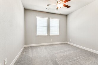 636 Courtyard Ln in Irving, TX - Building Photo - Building Photo