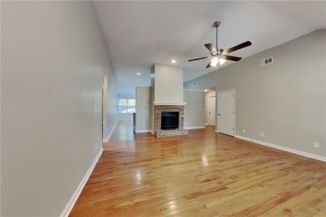 345 E Willow Run in Alpharetta, GA - Building Photo - Building Photo