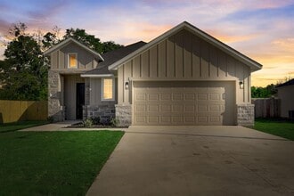 117 Callie St in Smithville, TX - Building Photo - Building Photo