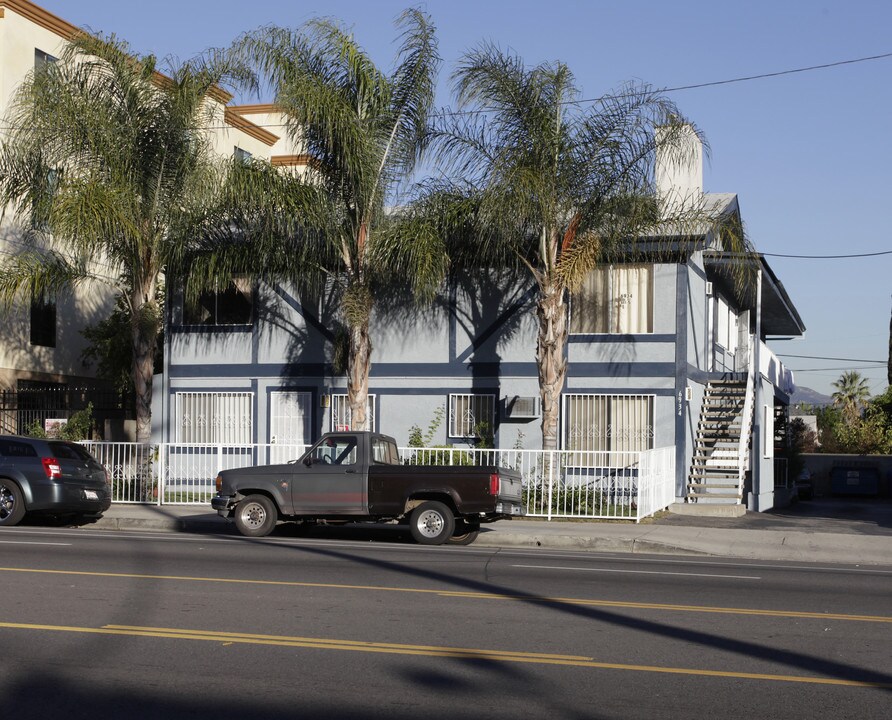 6934 Laurel Canyon Blvd in North Hollywood, CA - Foto de edificio