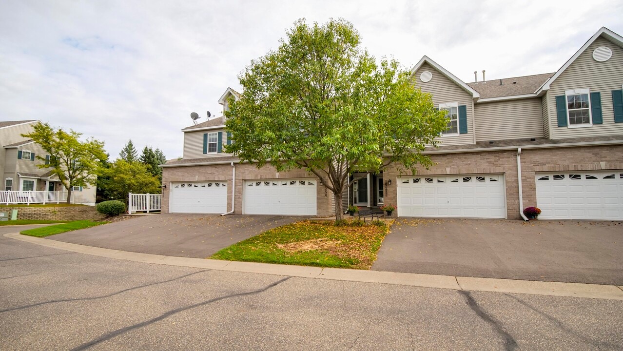 15250 Florist Cir, Unit 15250 in Apple Valley, MN - Building Photo
