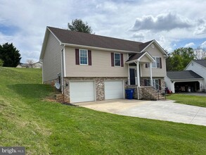 994 View Crest Ct in Front Royal, VA - Building Photo - Building Photo