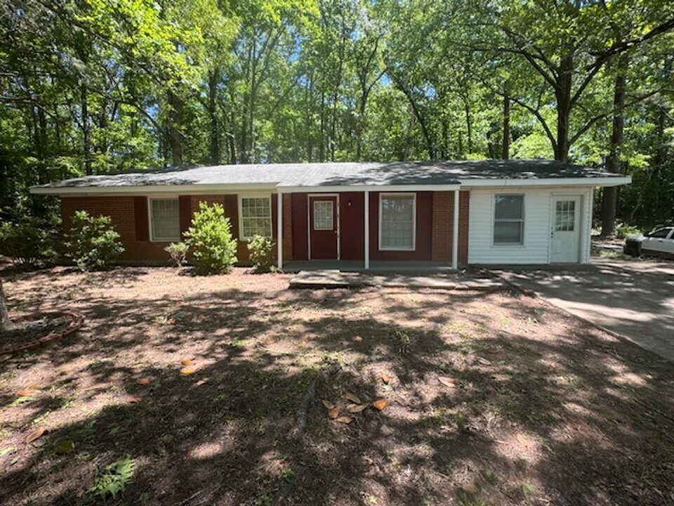 631 W Main St in Hogansville, GA - Building Photo