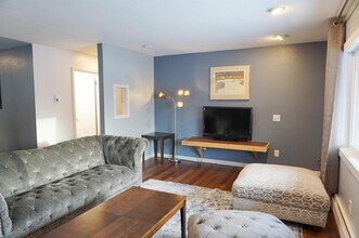 1020 Friendly Ln in Anchorage, AK - Building Photo - Building Photo