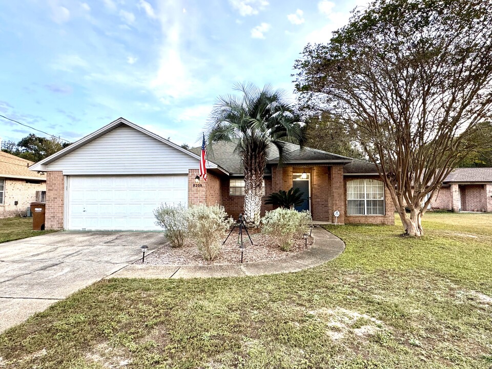 8209 Riverside Landing Way in Navarre, FL - Building Photo