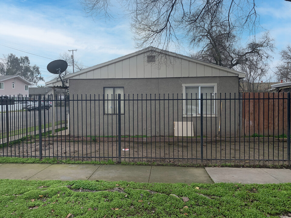 880 Dixieanne Ave in Sacramento, CA - Building Photo