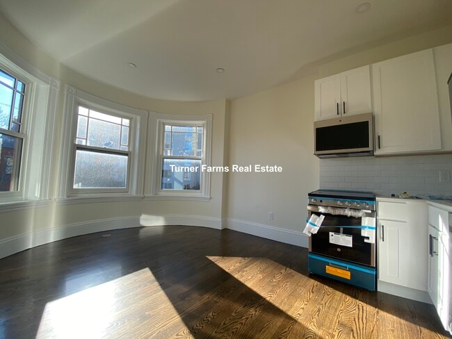 261B W Newton St, Unit 2 in Boston, MA - Building Photo - Building Photo