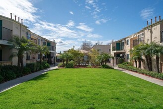 Broadway Estates in El Cajon, CA - Building Photo - Building Photo