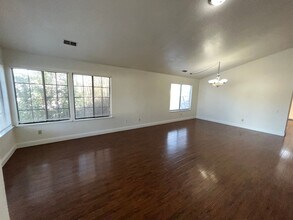 8484 Hollow Oaks Ct in Sacramento, CA - Building Photo - Building Photo