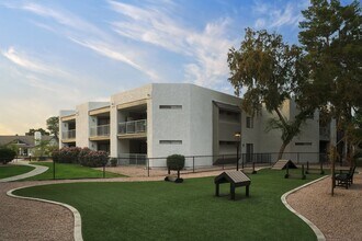 The Joshua Apartments in Mesa, AZ - Foto de edificio - Building Photo