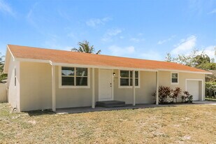 1142 Monroe Blvd in Lantana, FL - Building Photo