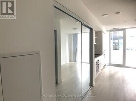 100 Harbour St in Toronto, ON - Building Photo