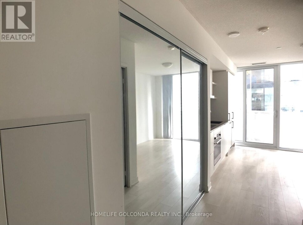 100 Harbour St in Toronto, ON - Building Photo