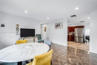 7211 NW 76th St in Tamarac, FL - Building Photo - Building Photo