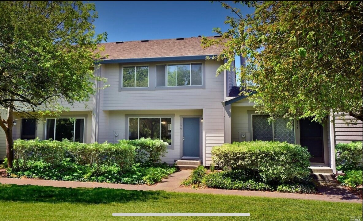 322 Gate Way in Santa Rosa, CA - Foto de edificio