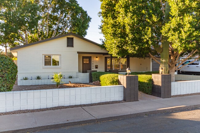 1935 E Coolidge St in Phoenix, AZ - Foto de edificio - Building Photo