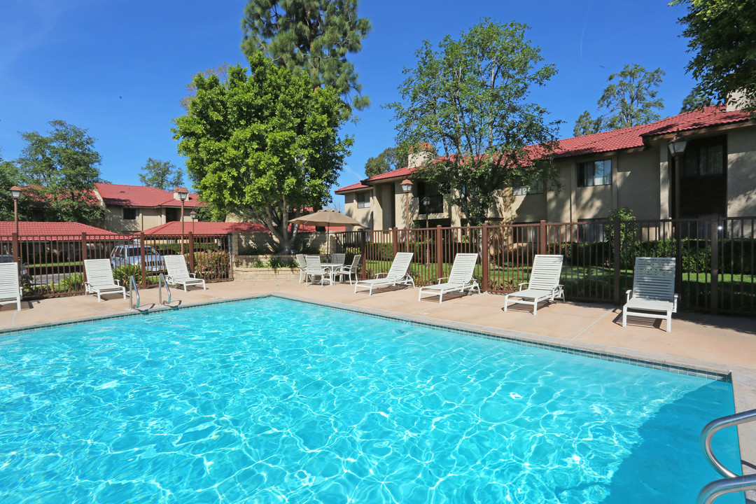 Baywood Apartments in Simi Valley, CA - Foto de edificio