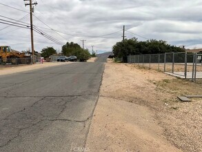 17965 Live Oak St in Hesperia, CA - Foto de edificio - Building Photo