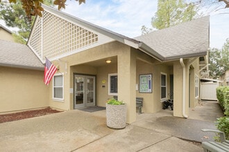 Greystone Apartments in Davis, CA - Foto de edificio - Building Photo