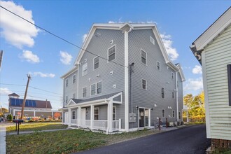 54 Central St, Unit 1 in Waltham, MA - Foto de edificio - Building Photo