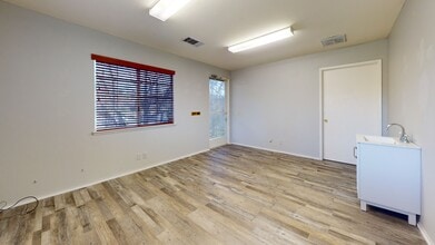 3404 Bechelli Ln in Redding, CA - Building Photo - Building Photo