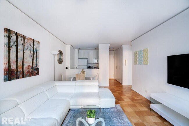 271 W 47th St in New York, NY - Building Photo - Building Photo