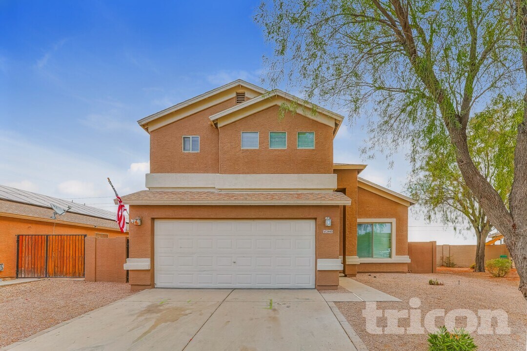 24401 N Lost Dutchman Way in Florence, AZ - Building Photo