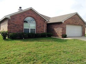 413 Bretts Way in Burleson, TX - Building Photo