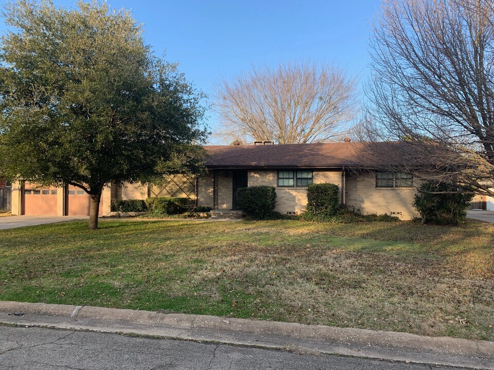 2308 Avondale Dr in Greenville, TX - Building Photo