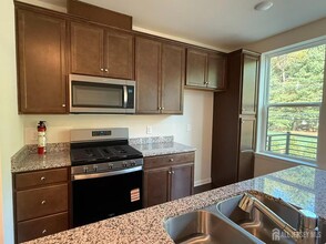 616 Sadie Cir in New Brunswick, NJ - Building Photo - Building Photo