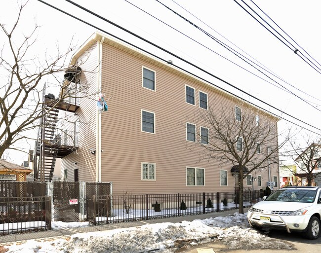599 Monroe Ave in Elizabeth, NJ - Foto de edificio - Building Photo