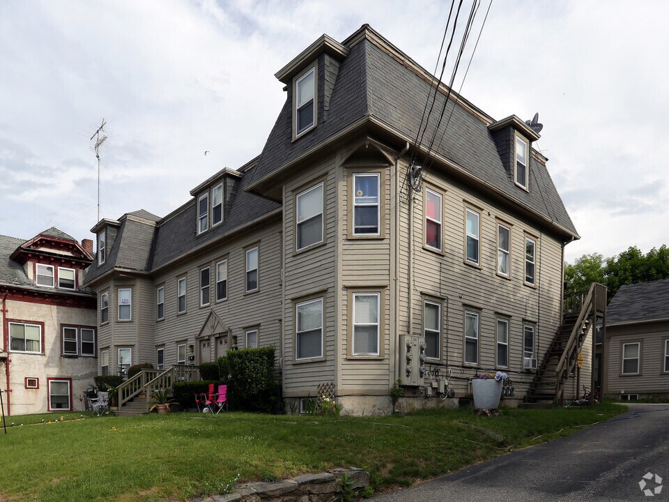 215 Providence St in Putnam, CT - Building Photo