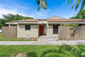 21 Meadows Dr in Boynton Beach, FL - Building Photo - Building Photo