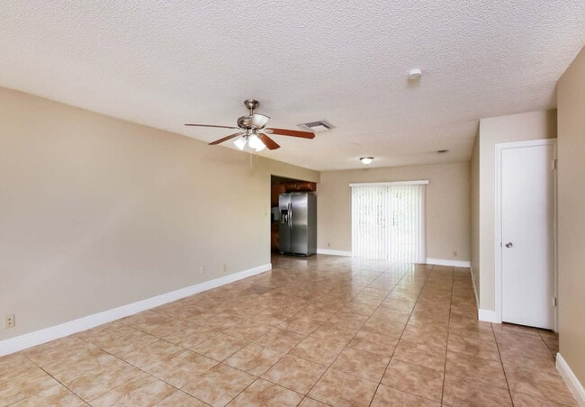 8102 SW 20th St in North Lauderdale, FL - Building Photo - Building Photo