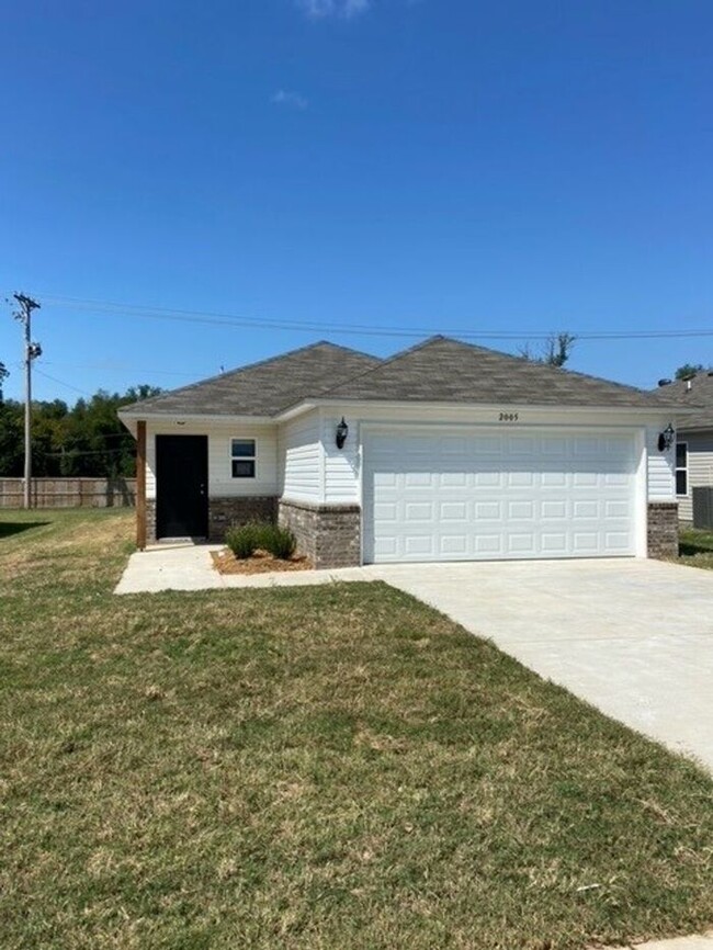 2005 Peony St in North Little Rock, AR - Foto de edificio - Building Photo