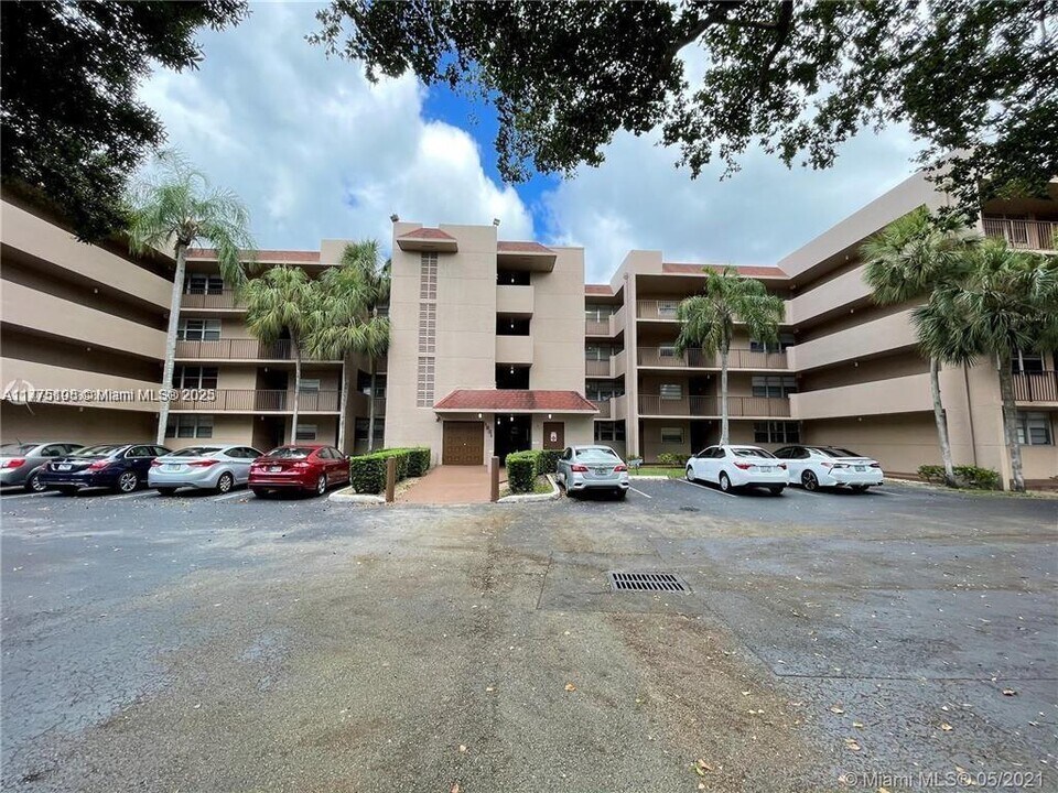 1920 Sabal Palm Dr in Davie, FL - Building Photo