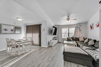 555 E Silverado Ranch Blvd in Las Vegas, NV - Building Photo - Building Photo