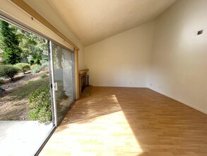 157 Conifer Cir, Unit 157 in Oak Park, CA - Building Photo - Building Photo