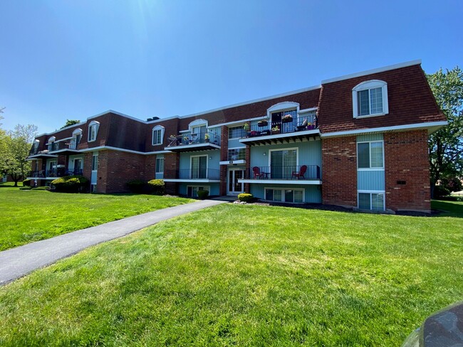 Windsor Gardens Apartments in Rochester, NY - Building Photo - Building Photo