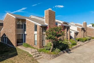 1000 River Bend Dr in Lancaster, TX - Foto de edificio - Building Photo