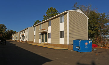 Lyngate Apartments in West Columbia, SC - Building Photo - Building Photo