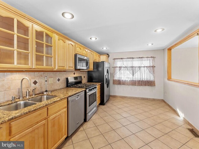 3321 Fairdale Rd in Philadelphia, PA - Building Photo - Building Photo