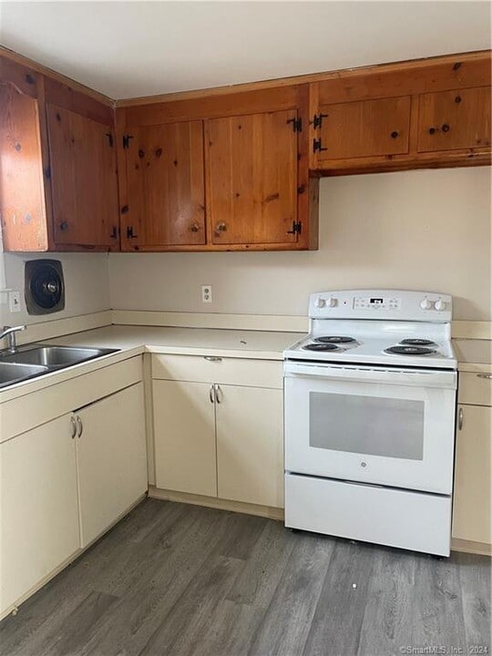 21 Hartford Ave in Newington, CT - Building Photo