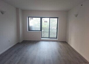 97-30-9764 64th Ave in Rego Park, NY - Foto de edificio - Building Photo