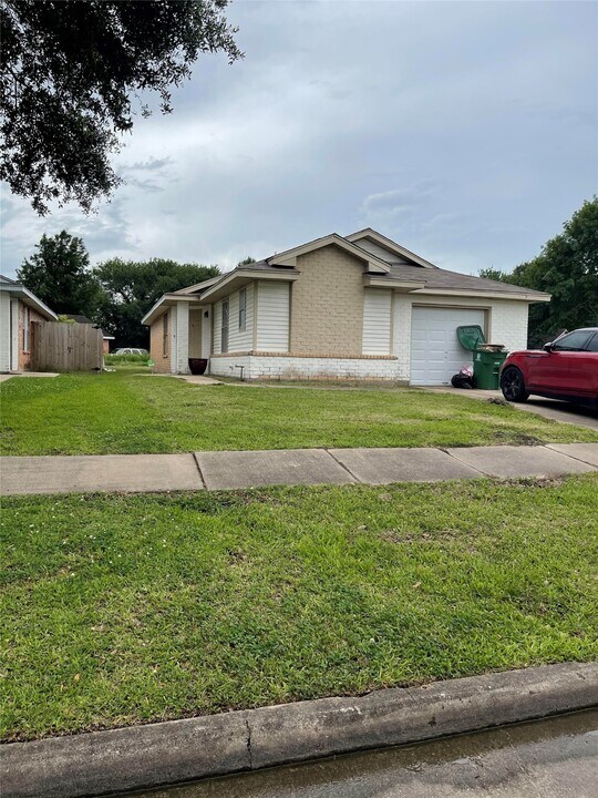 4647 Croker Ridge Rd in Houston, TX - Building Photo