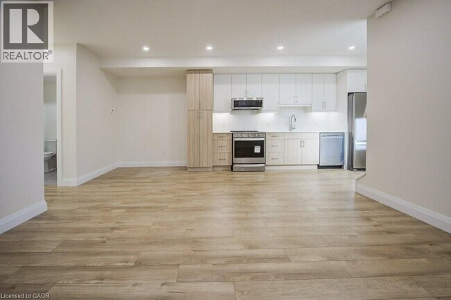 445 East Ave in Kitchener, ON - Building Photo - Building Photo