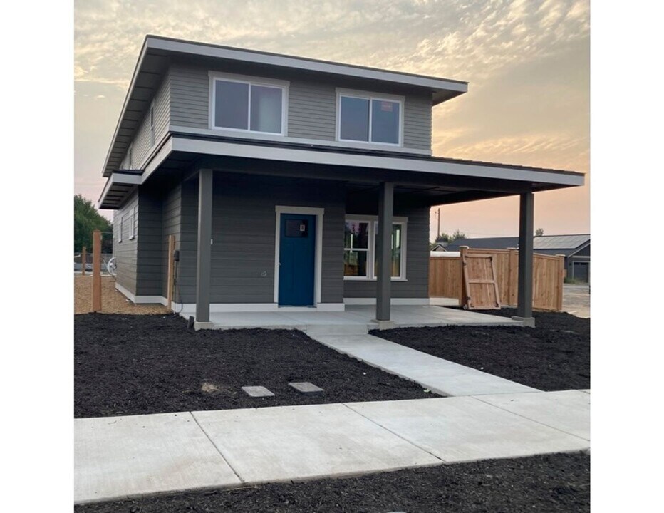 805 NW 18th Ct in Redmond, OR - Building Photo